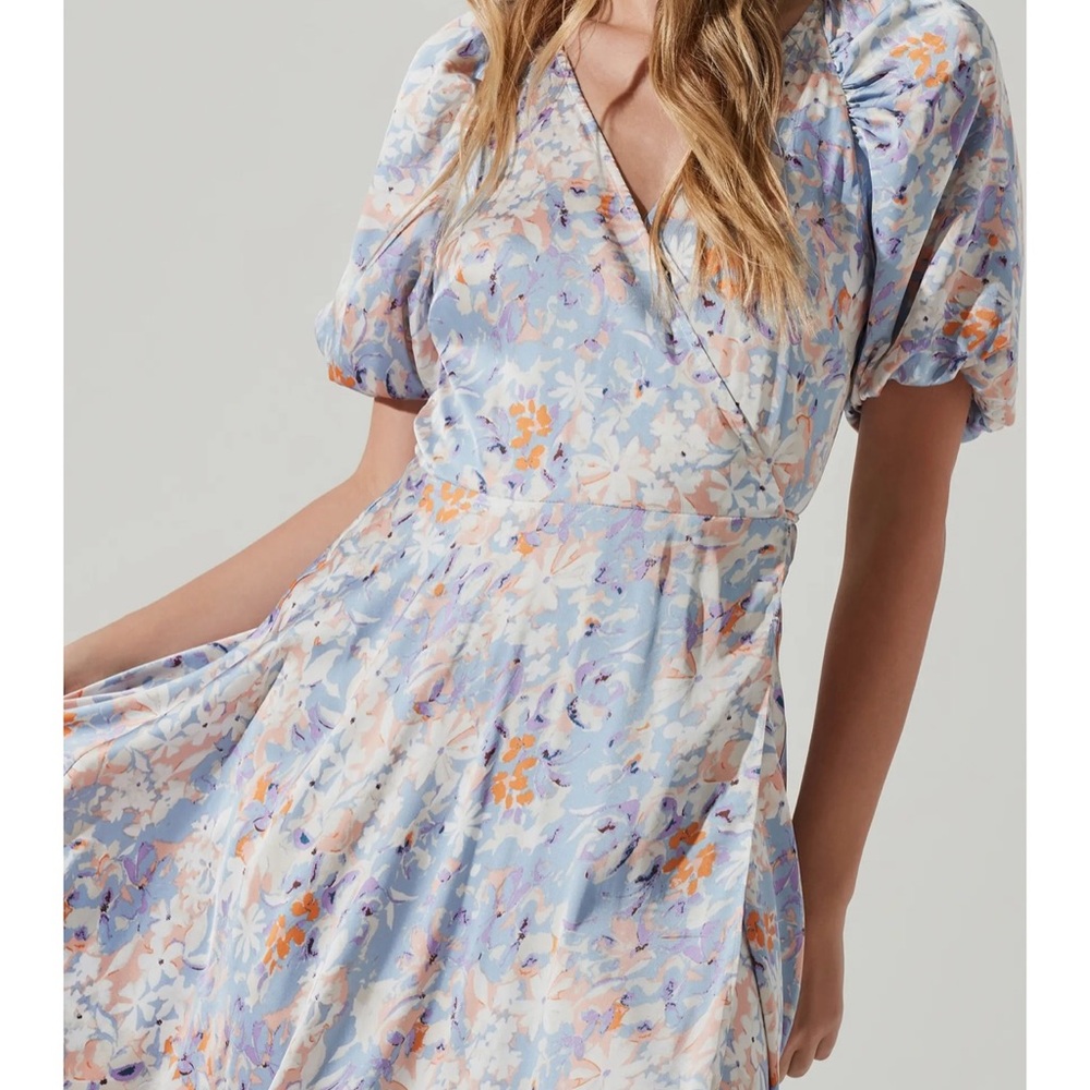 ASTR the Label Floral Puff Sleeve Wrap Dress
Size - Small